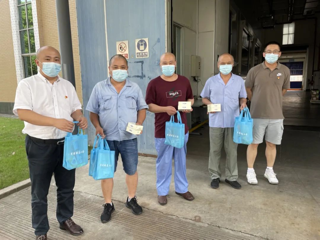 高溫堅守迎“烤”驗，慰問一線送清涼！